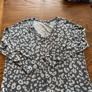 Old Navy Cozy Gray & Cream Leopard Print V-Neck Top